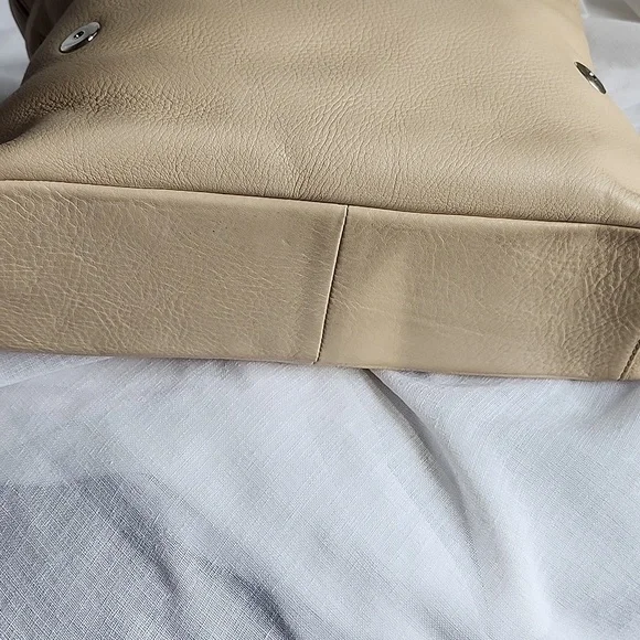 Robert Pietri Excellent Condition Elegant Tan Leather HOBO Shoulder Bag, $125 - Picture 8 of 14